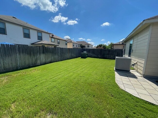 Building Photo - Lovely well maintained 3 bedroom 2 bath
