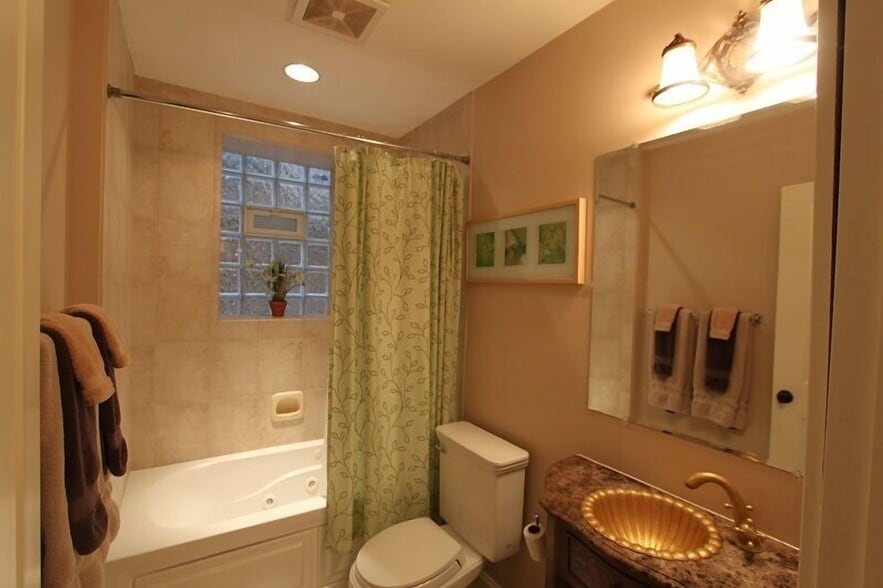 Building Photo - 2033 W Jarvis Ave