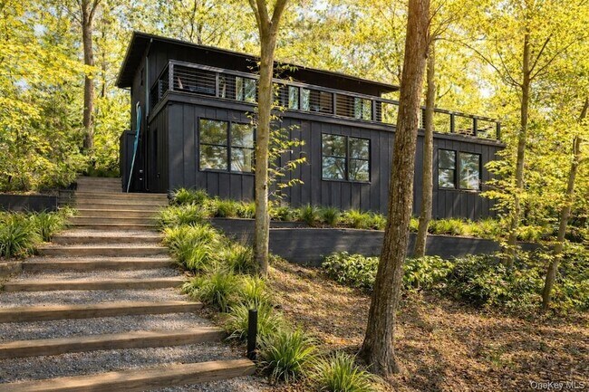 Building Photo - 15 Lake View Ct