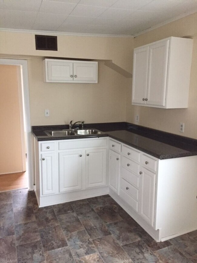 Building Photo - 209 S Main St