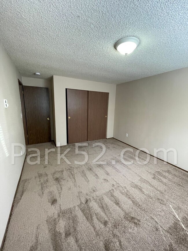 Building Photo - Lower Level 2 Bed 1 Bath Apartment