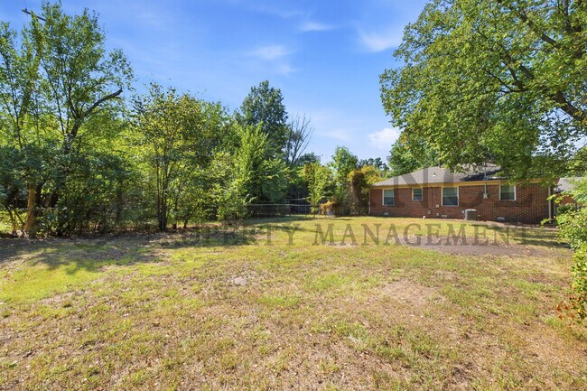 Building Photo - 1752 N Old Manor Rd