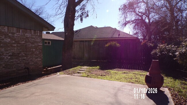 Building Photo - Fantasic Country Club West Home