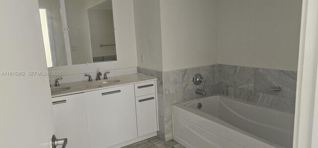 Building Photo - 1060 Brickell Ave