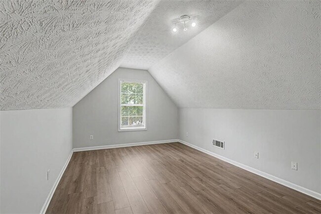 Building Photo - 665 Peachtree Trails Dr