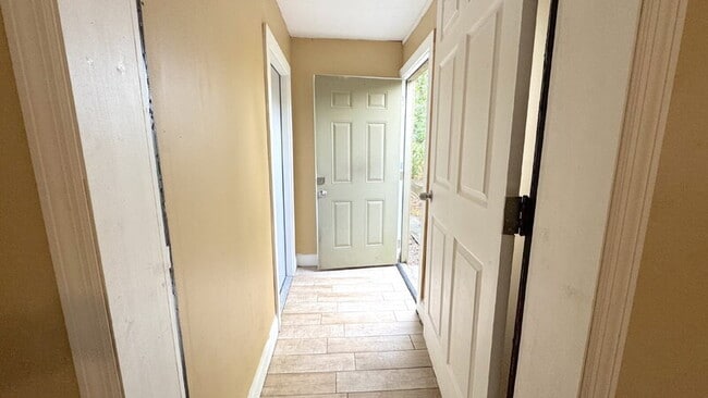 Building Photo - 170 Kingston Ave