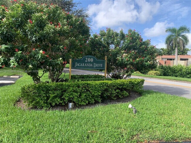 Building Photo - 200 Jacaranda Country Club Dr