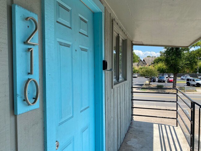 Primary Photo - Great one bedroom in Hyde Park!
