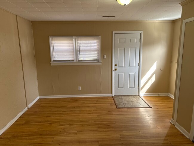 Building Photo - 2 Bedroom 1 Bath House $895! Central Heat ...