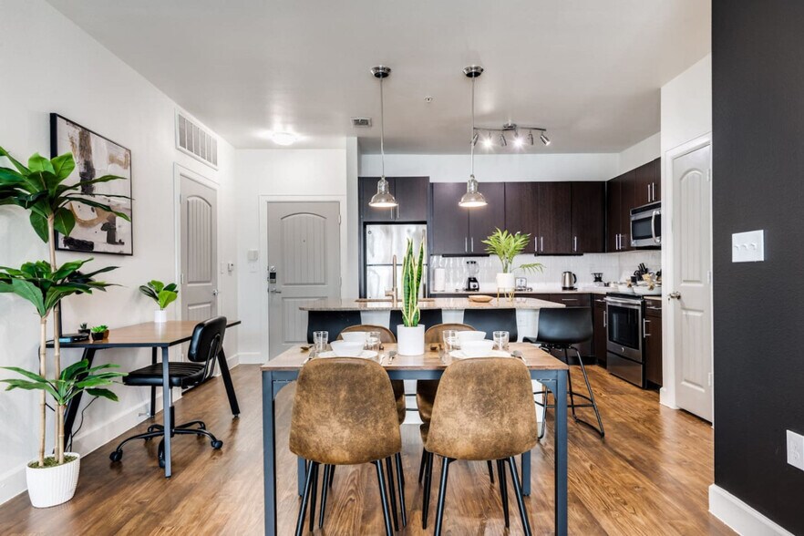 Building Photo - 5250 Town and Country Blvd