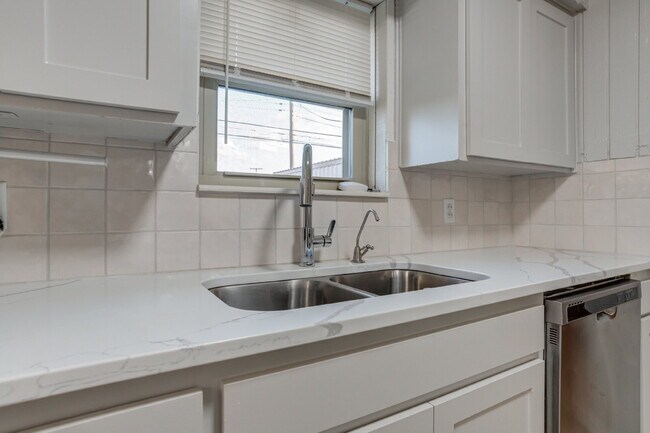 Building Photo - 4 Bed 3 Bath Pre-lease in Central Lubbock!!!