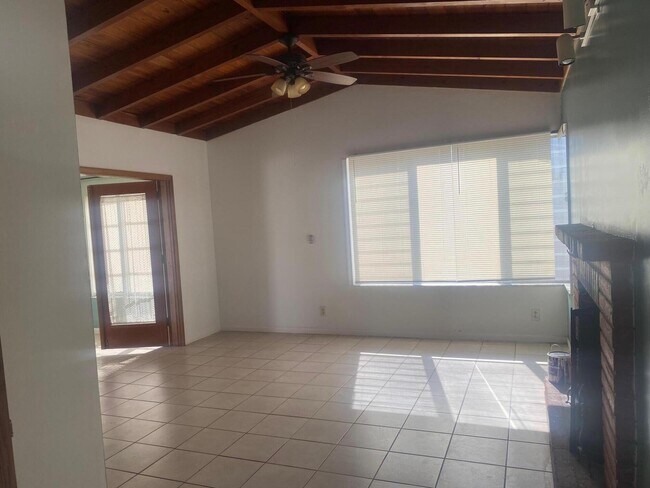 Building Photo - 8933 Pine St