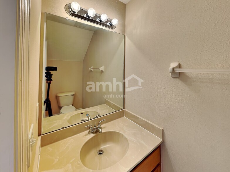 Building Photo - 11177 Creek Haven Dr
