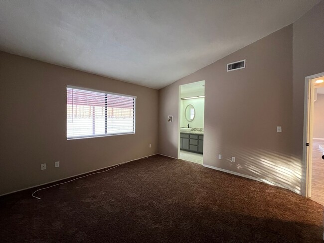 Building Photo - Beautiful 3 Bedroom 2 Bathroom House in Co...