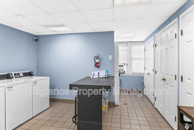 Building Photo - 922 S Washington St