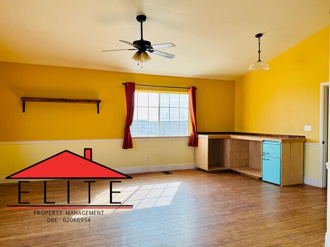 Building Photo - AVAILABLE NOW!!