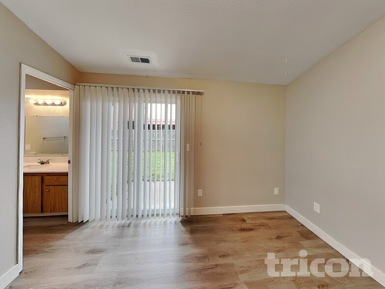 Building Photo - 1021 30th St NE