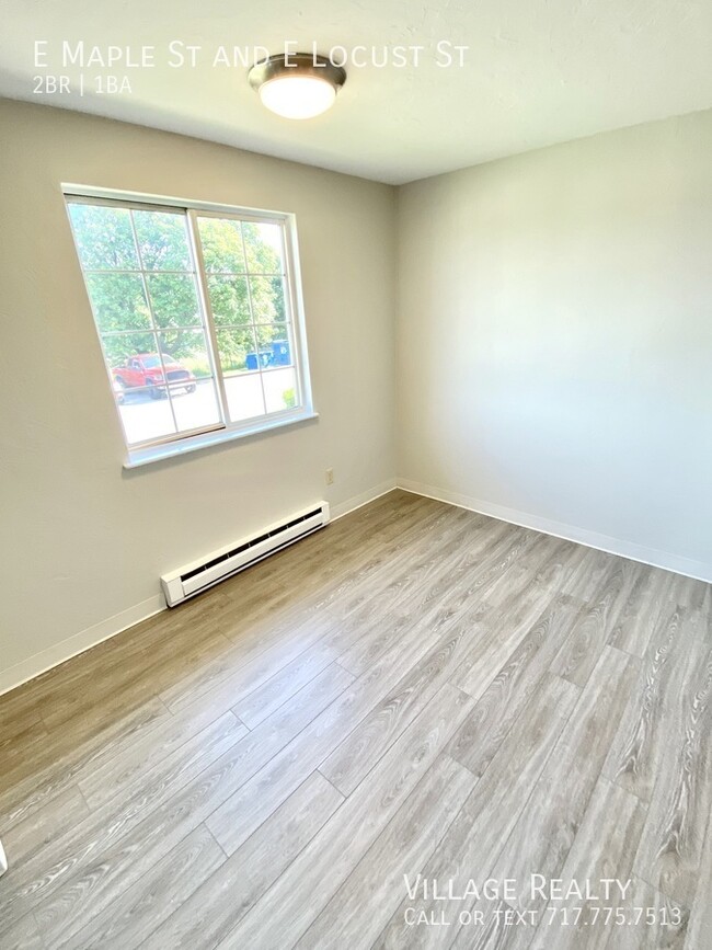 Building Photo - Remodeled 2-Bed with eat-in kitchen! Conve...