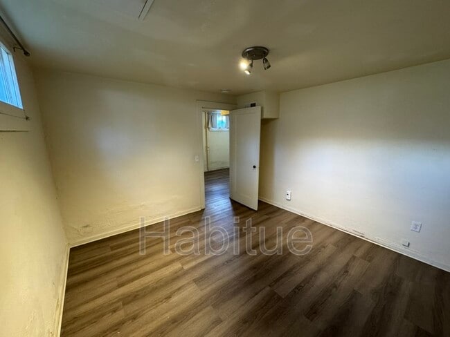 Building Photo - 1302 W Hays St