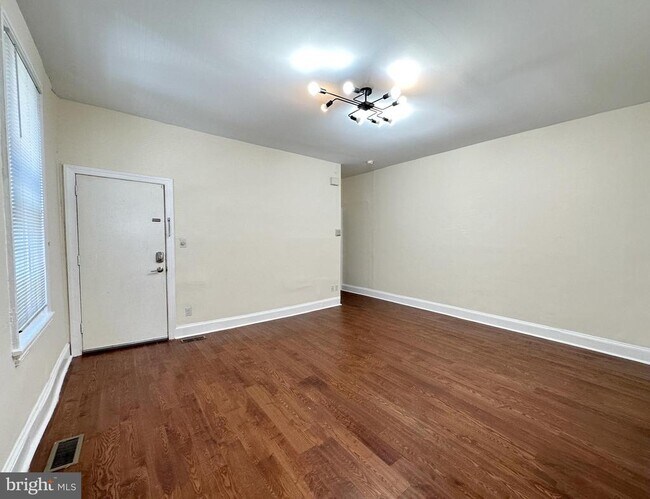 Building Photo - 2528 Poplar St