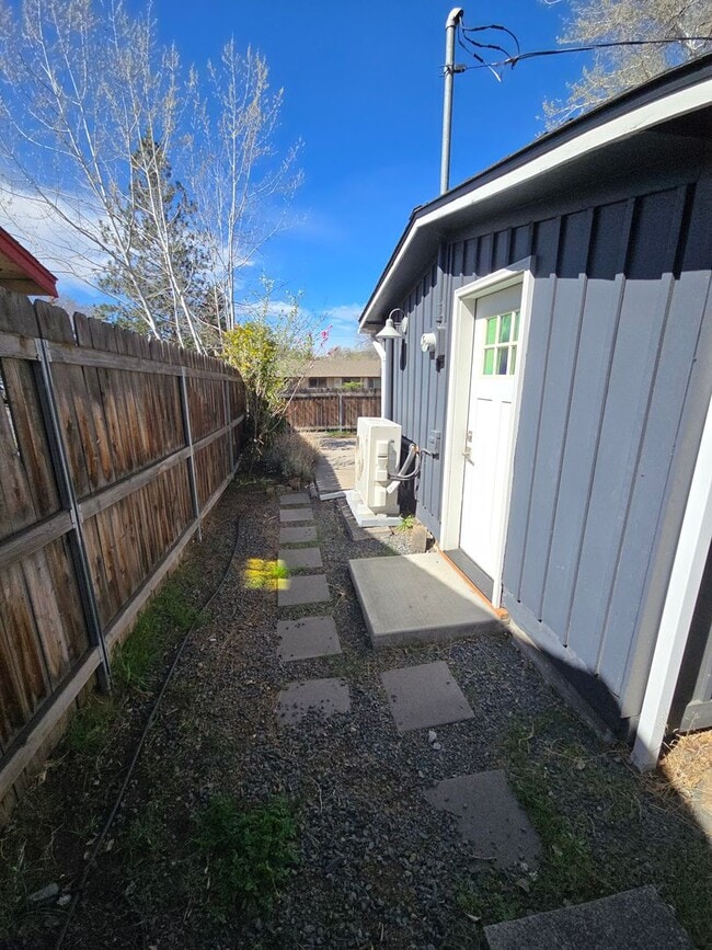 Building Photo - ?PRICE DROP? $300 off 1st months rent?Private & Super Cute 1BR – Prime Bend Location Near Food Carts