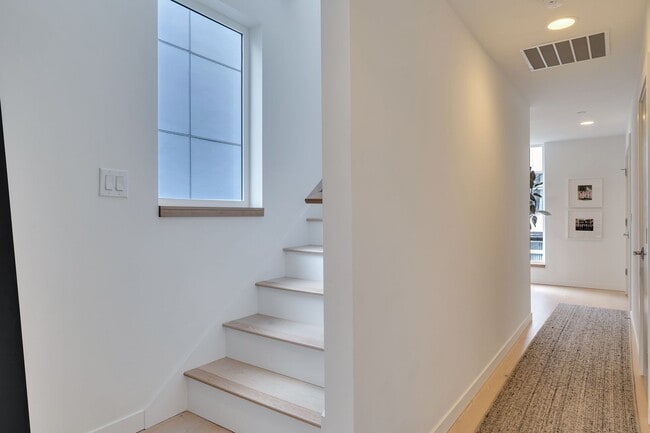 Building Photo - Modern stylish Madison Valley home