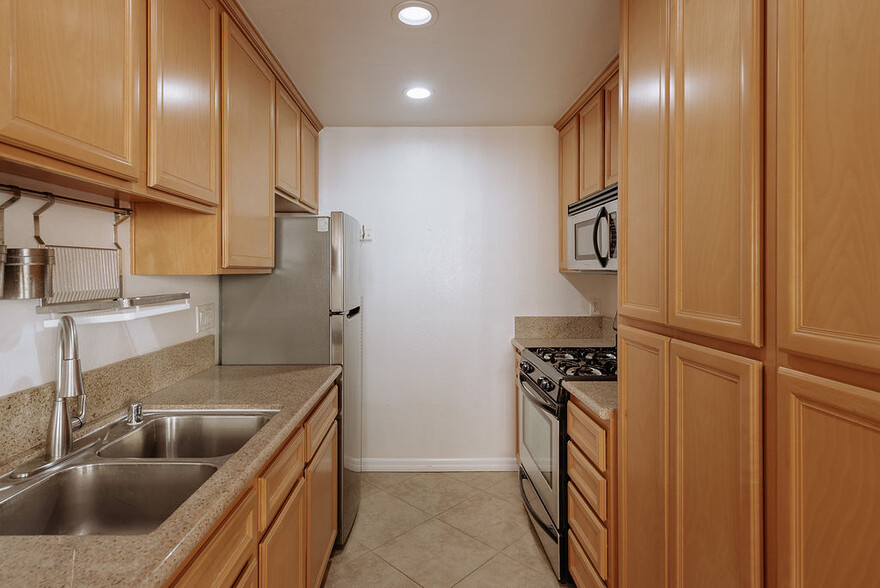 Kitchen - 3651 Jasmine Ave