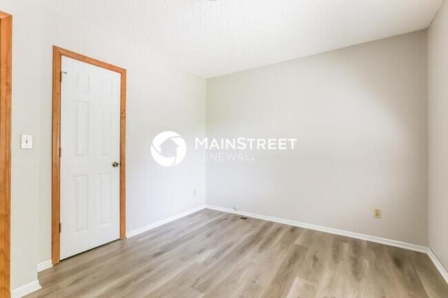 Building Photo - 3 Bedroom Pet-Friendly Home in LEES SUMMIT, MO with Main Street Renewal