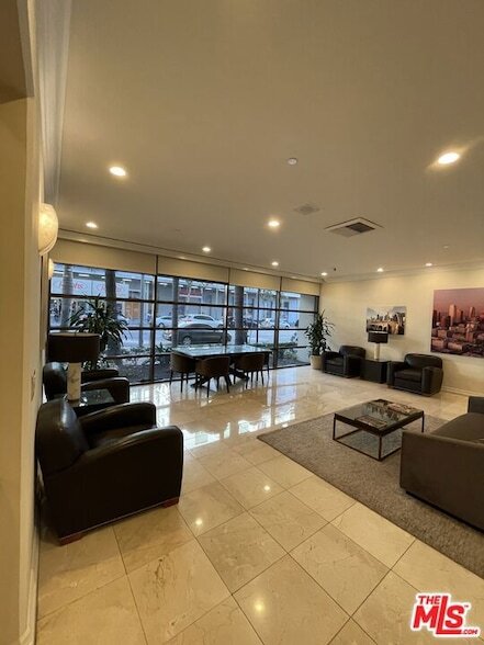 Building Photo - 600 W 9th St