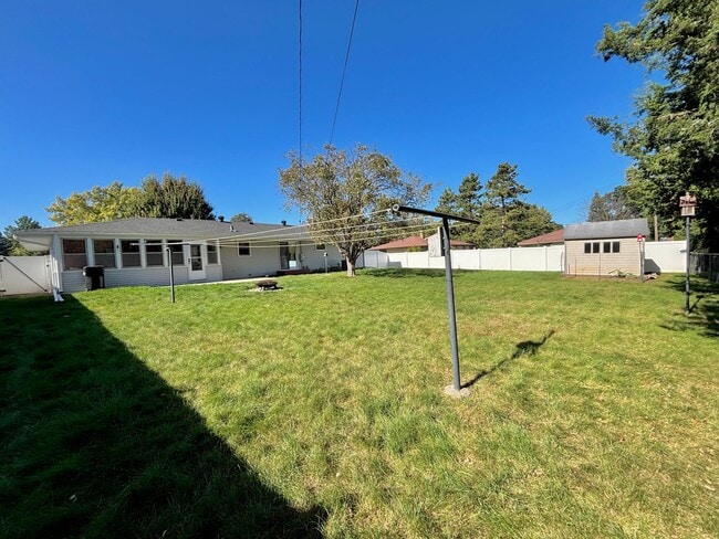 Building Photo - Sprawling 3bedroom 2bath Home in Roseville...