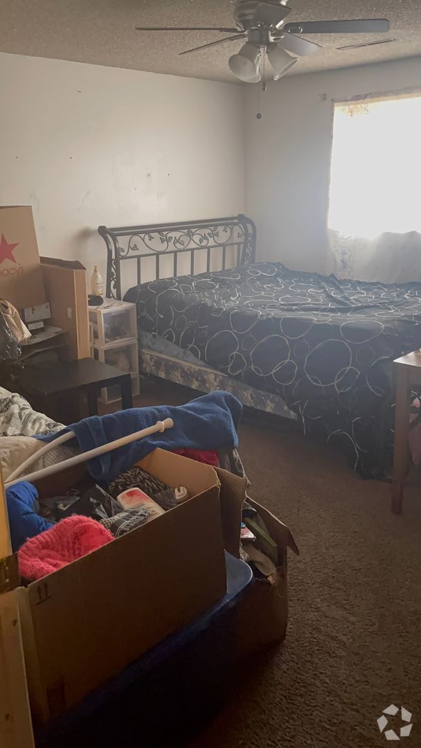 Building Photo - SINGLE FAMILY HOUSING - 2 bed/1 bath just...