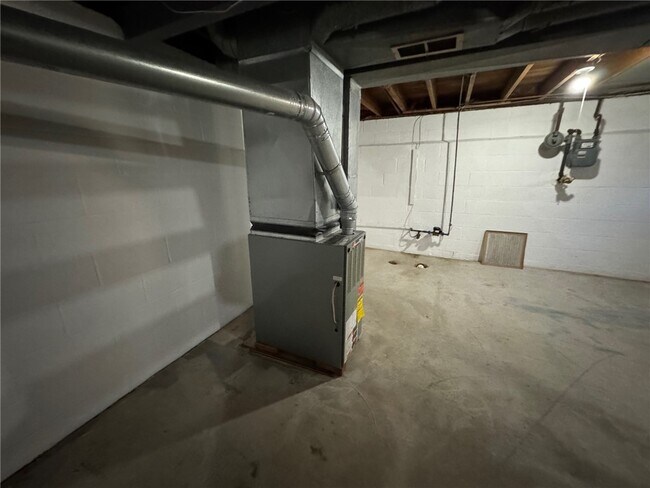 Building Photo - 16 Summit St