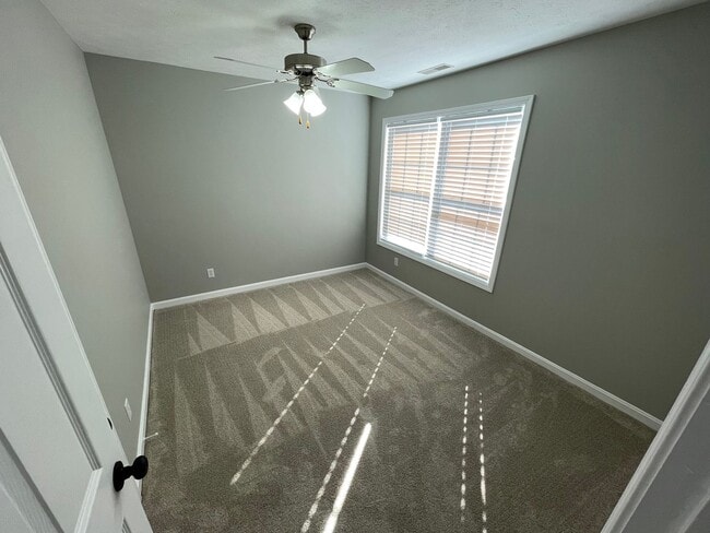 Building Photo - 4 Bedroom Home w/ 2 Car Garage