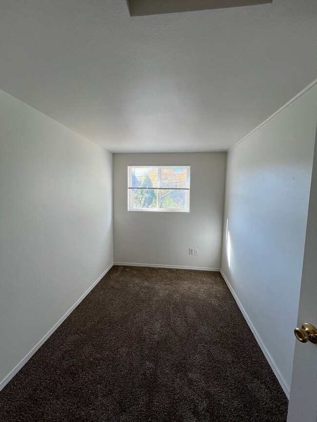 Building Photo - 809 S 16th Ave