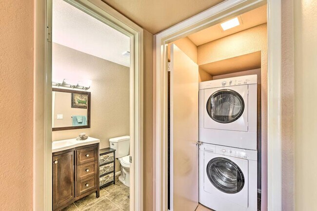 Building Photo - 602 N May