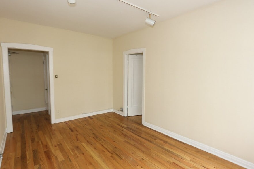 Building Photo - 516 W Melrose St