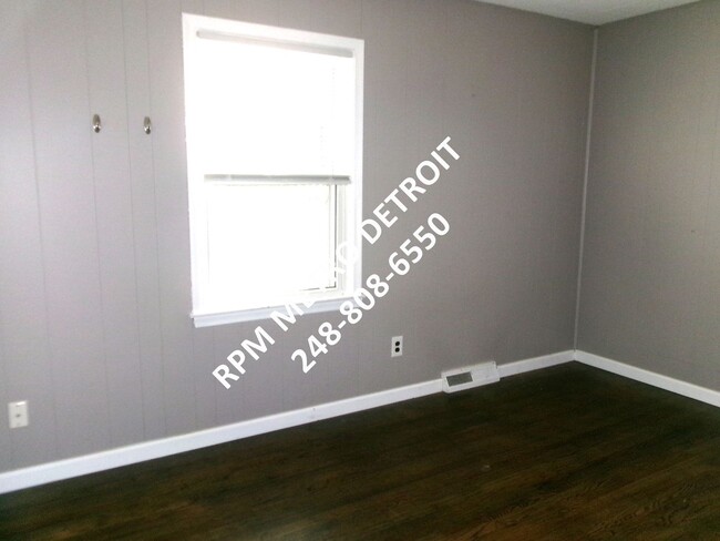 Building Photo - Two Bedroom Home in Royal Oak