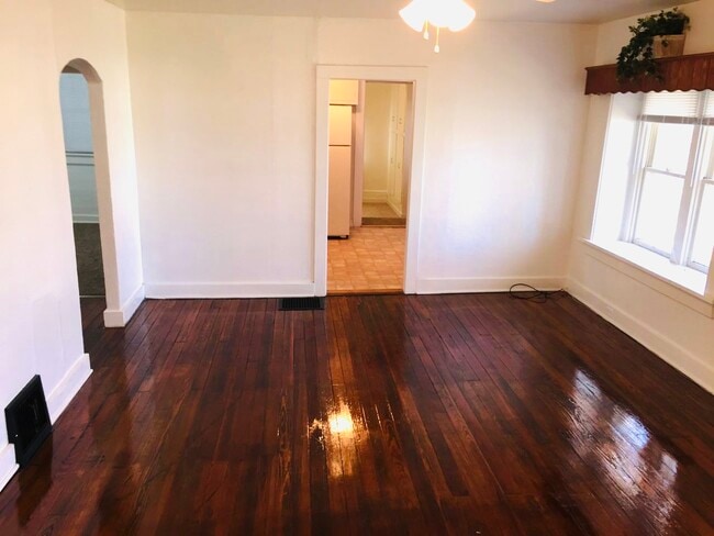 Living room - 3025 Crescent Ave