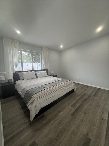 Building Photo - 5482 Lakewood Cir S