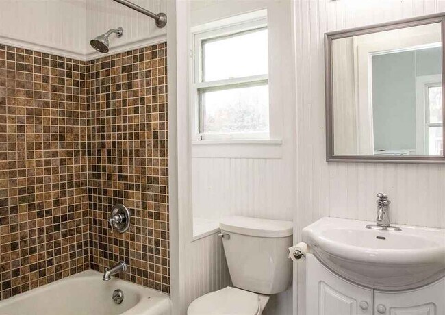 Building Photo - 108 N Main St