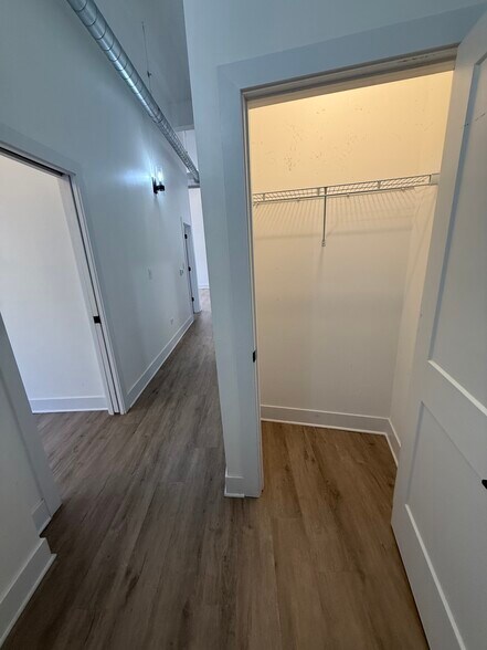 Building Photo - 4735 N Artesian Ave