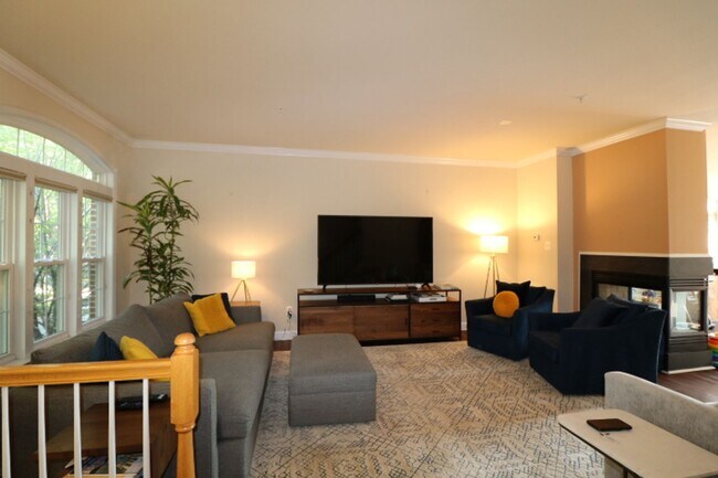 Building Photo - 308 Garden View Square