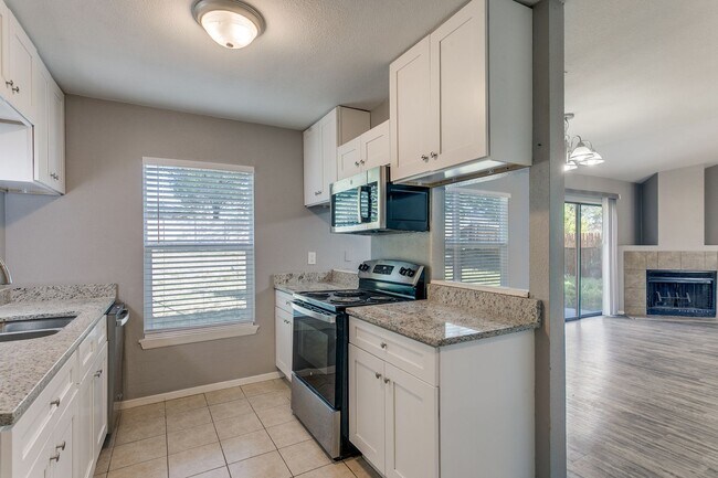 Building Photo - 4-BEDROOM ON CUL DE SAC IN SUNRISE