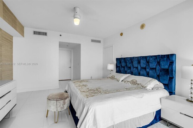 Building Photo - 495 Brickell Ave