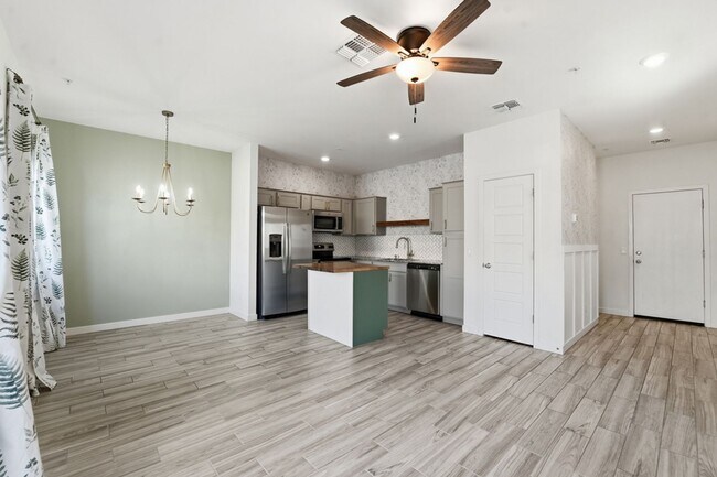 Building Photo - Stylish 2-bedroom, 2.5 bathroom townhouse in a desirable Phoenix location!