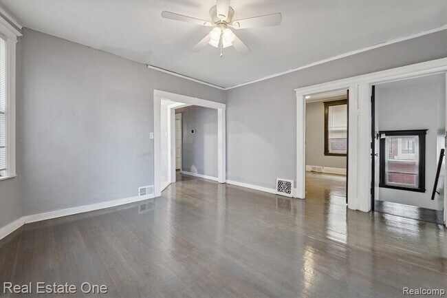 Building Photo - 304 Hendrie St