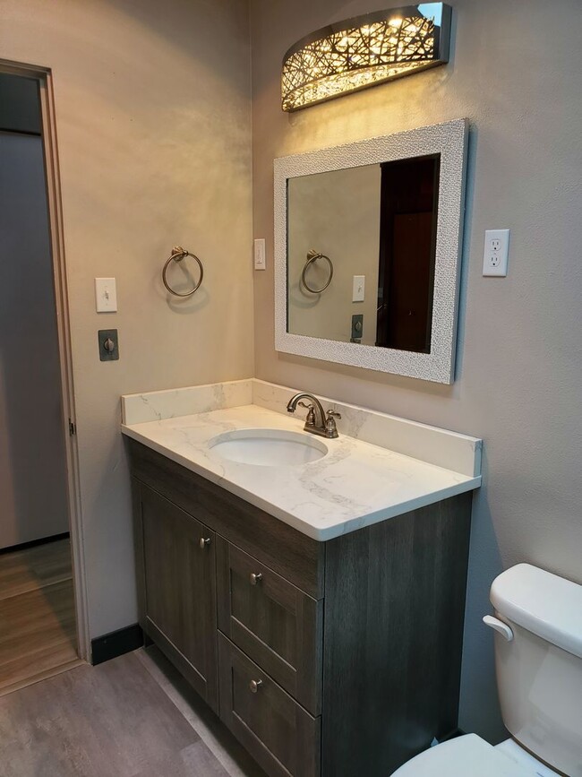 Building Photo - Modern Upgraded 3 bedroom Rambler