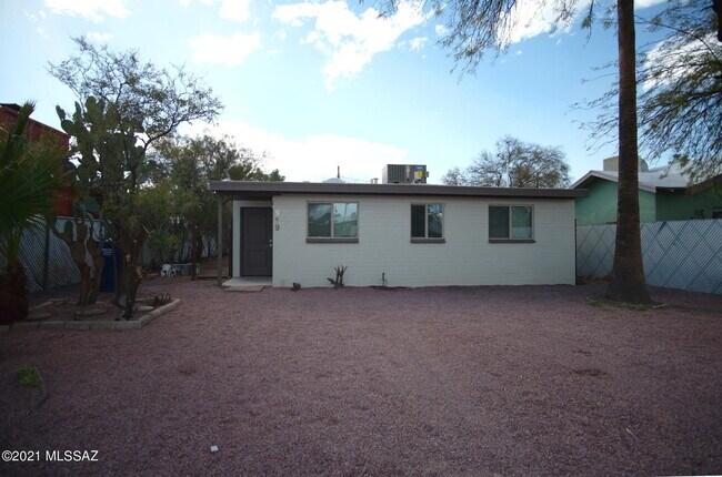 Building Photo - 919 N Catalina Ave