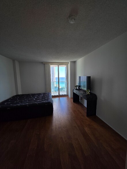 Building Photo - 100 Bayview Dr