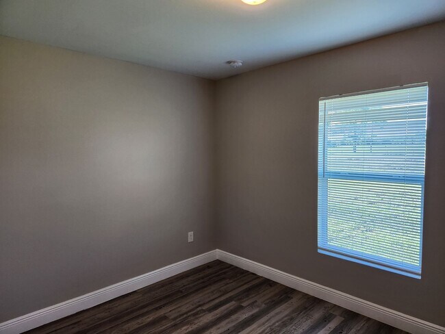 Building Photo - 5012 Dolphin Ct